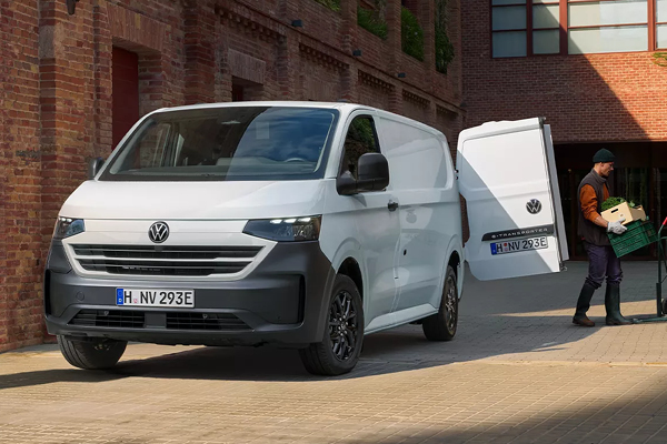 VW Transporter Kastenwagen Front beim Einladen